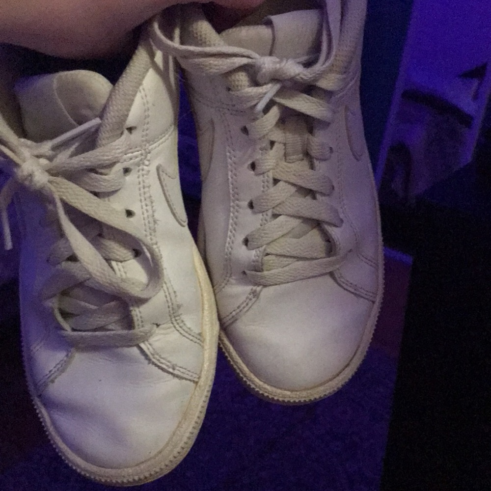 Lowtop white nikes - Picture 2 of 4